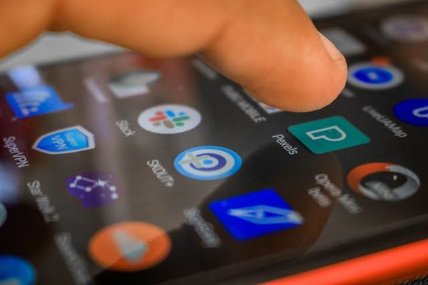 Comment utiliser les réseaux sociaux pour améliorer l'image de marque d'une entreprise de recyclage?